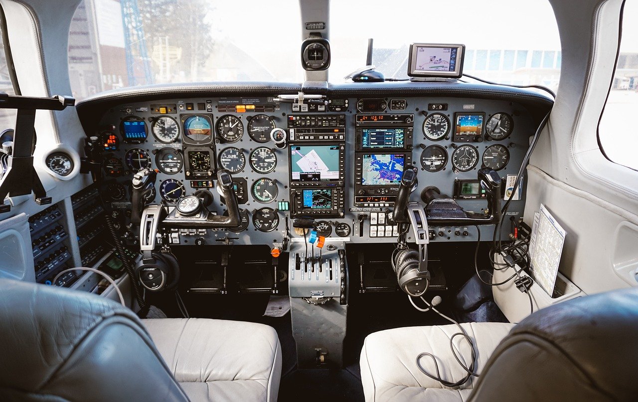 cockpit-6381367_1280